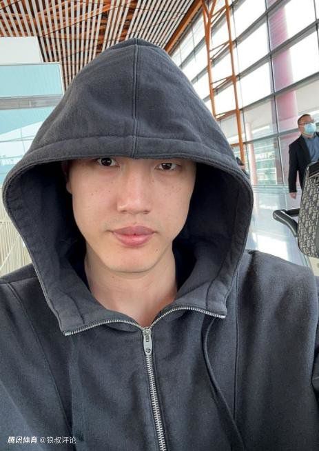 张颂文在开拍后直接将手伸向佟丽娅，;那一瞬间，我就抬头抓住了他，然后他慢慢地松开手，;整个人就崩溃了